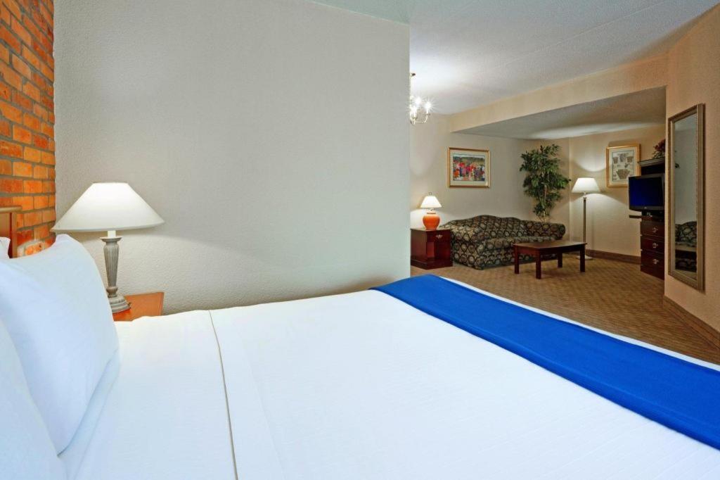 Holiday Inn Express Toronto East - Scarborough By Ihg エクステリア 写真